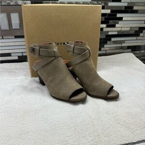 Open toe and back shoe